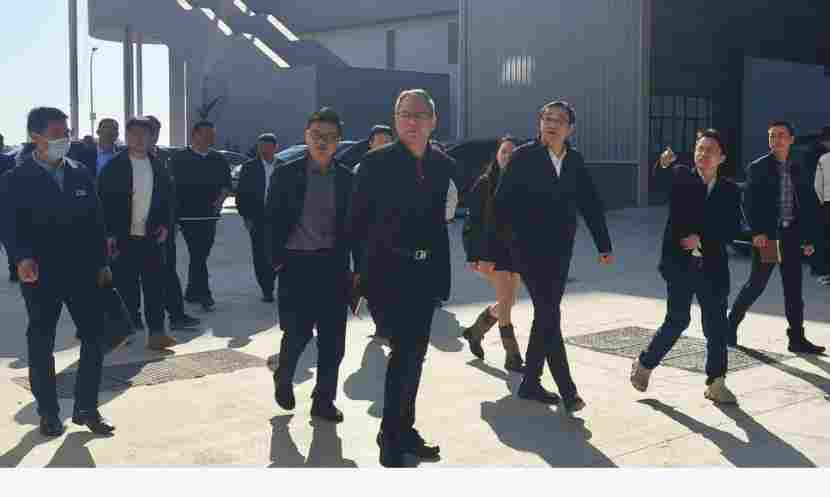 惠安县县委常委、副县长蒋舒翔一行莅临调研惠安雕艺循环经济产业园项目，开展“四下基层”现场办公活动(图1)