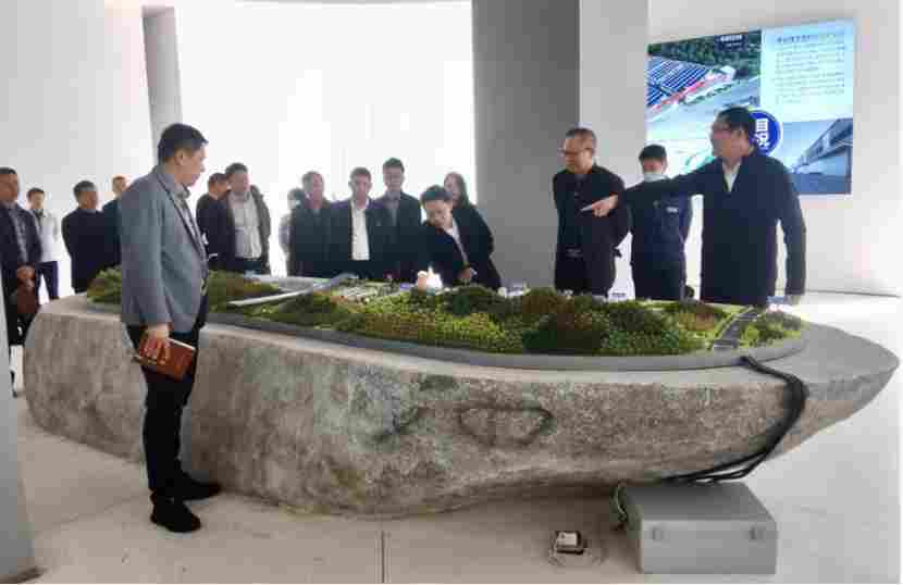 惠安县县委常委、副县长蒋舒翔一行莅临调研惠安雕艺循环经济产业园项目，开展“四下基层”现场办公活动(图2)