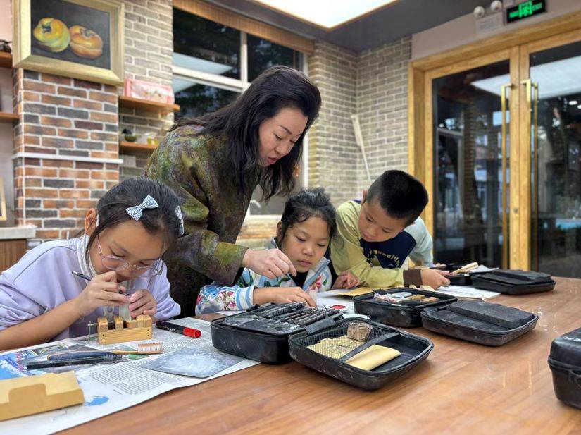 一刀一刻传非遗！海派石雕在甘泉校园焕发新生(图2)