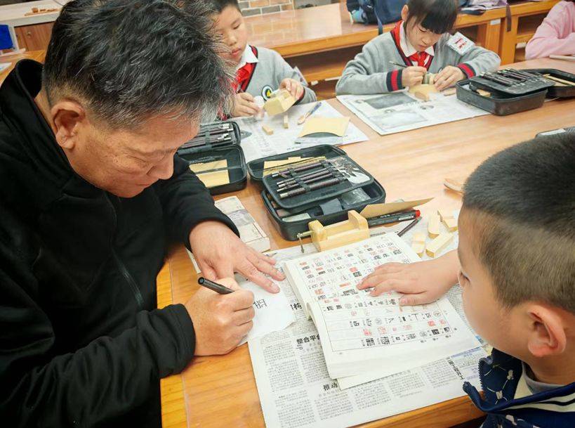 一刀一刻传非遗！海派石雕在甘泉校园焕发新生(图3)