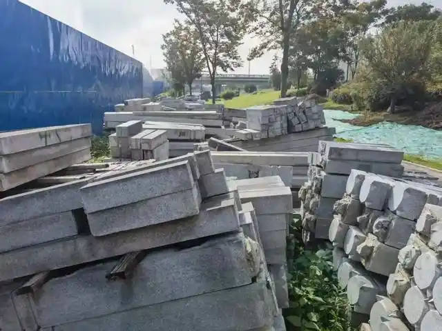 大量石材栏杆“沉睡”南京七里河河堤下，这批“货”可能再也等不到它的“项目”了……(图1)