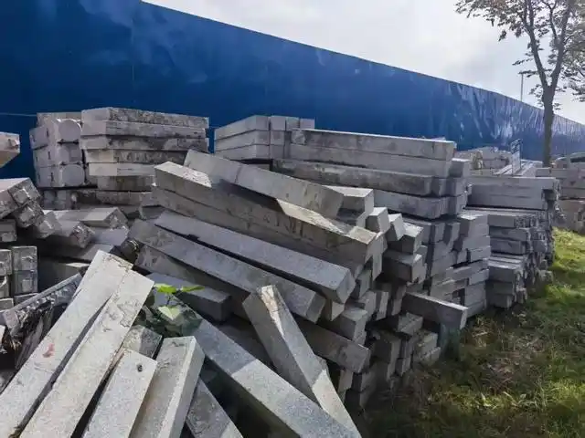 大量石材栏杆“沉睡”南京七里河河堤下，这批“货”可能再也等不到它的“项目”了……(图2)