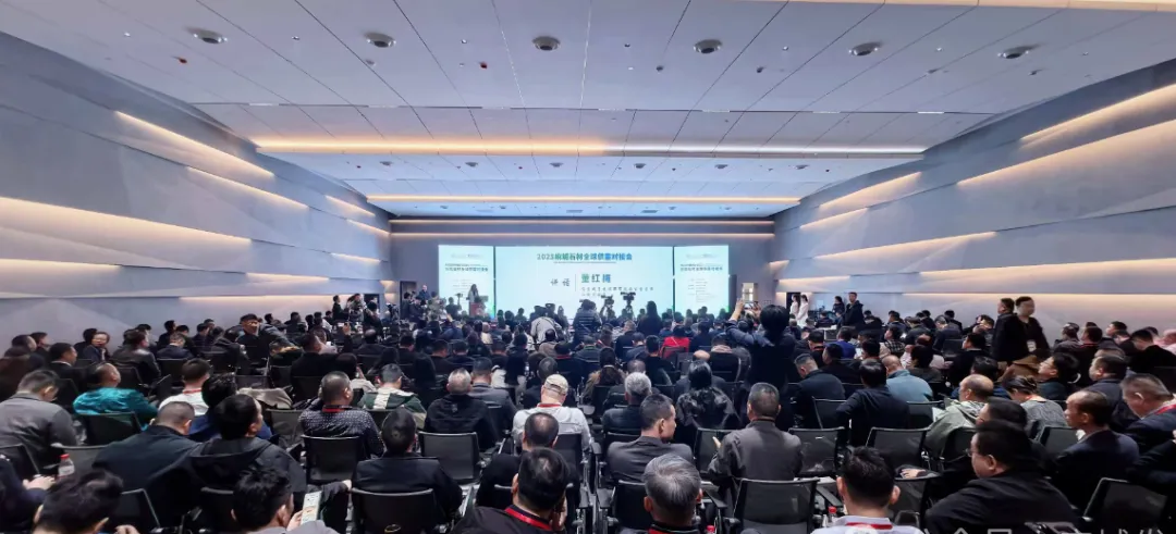 浙江省石材行业协会陈克启会长出席2025麻城石材全球供销对接会并签订战略合作协议(图1)