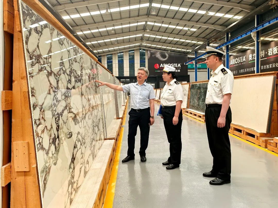 全国首票进口保税岩板在泉州南安入仓(图1)