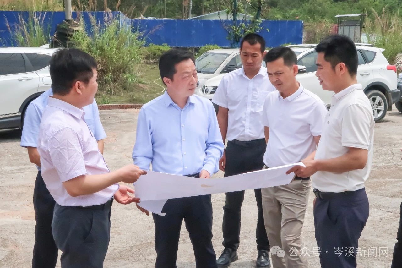 岑溪：赵春雷调研“半边山、一面墙”露天矿山整改情况(图1)