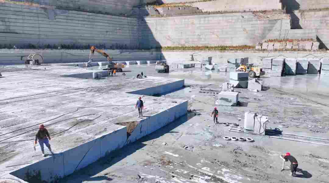 饰面石材矿权大变局：从粗放的资源开发向精细的“系统化运营”加速转型。(图1)